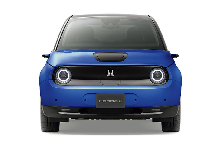 重くて高価になることを避けるべくバッテリー搭載量を控えめにした「ホンダe」だが、日本では十分すぎるほどに高価だ。