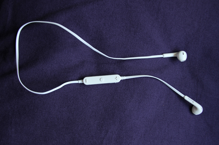 上海で手に入れた、名創優品のスポーツBluetoothヘッドセット「R06A」。