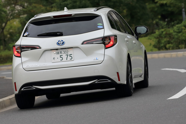 日本専用にコンパクトなボディーが用意された「カローラ ツーリング」だが、従来型の「カローラ フィールダー」と比べると、全長が95mm、全幅が50mm拡大している。