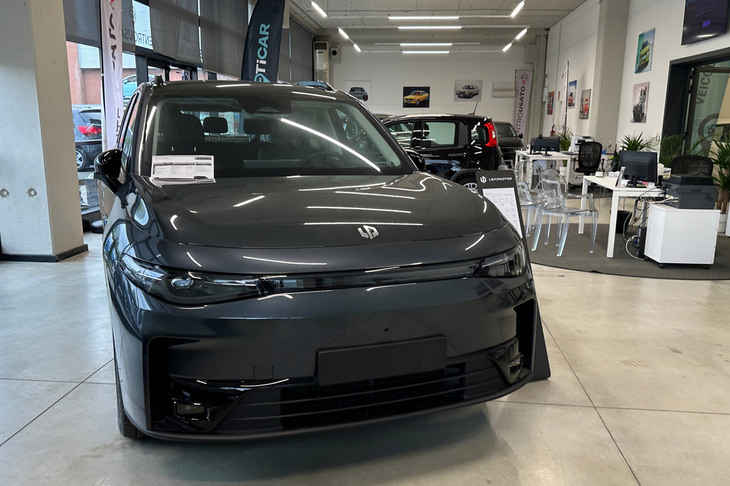 フィレンツェ郊外のリープモーター販売店に展示されていた「C10」。