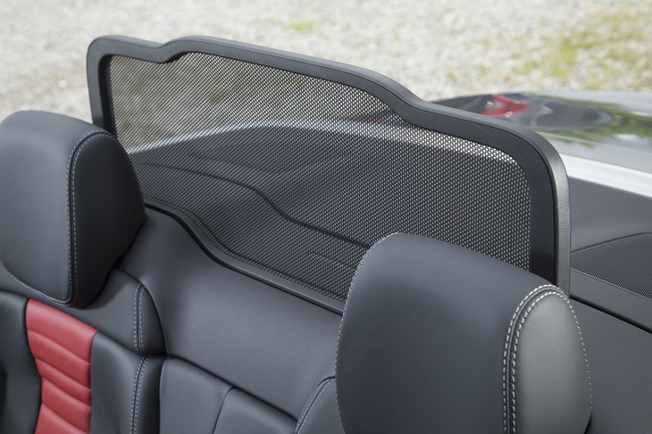 ウインドディフレクターとともに「エアキャップ」を構成するのは、リアシート後方のエアロボード。後方からの風の巻き込みを低減する。