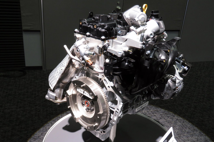 K15B型エンジンをフライホイール側から見たところ。従来モデルの1.3リッターエンジンと比べると、よりパワフルかつ軽量・小型のエンジンとなっている。