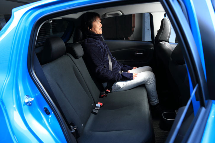 ハイブリッド車の後席は、一部のグレードでは一体可倒式となるガソリン車と異なり、全車6：4の分割可倒式となっている。写真は、身長175cmの著者が腰掛けた様子。