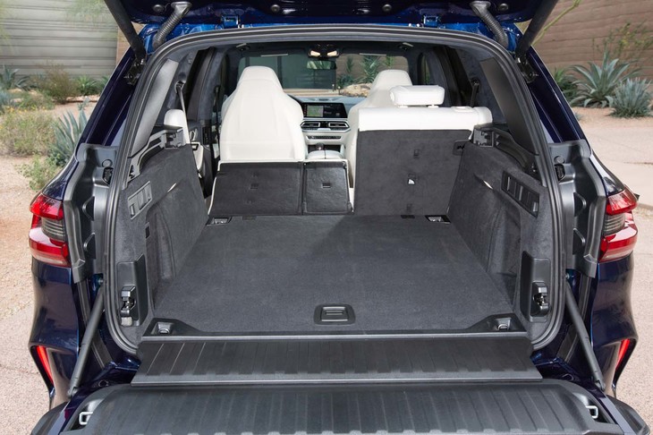「X6 Mコンペティション」の荷室は、バックドアが上下2分割で開くのが特徴。写真は後席背もたれの左側とセンターを倒した状態。