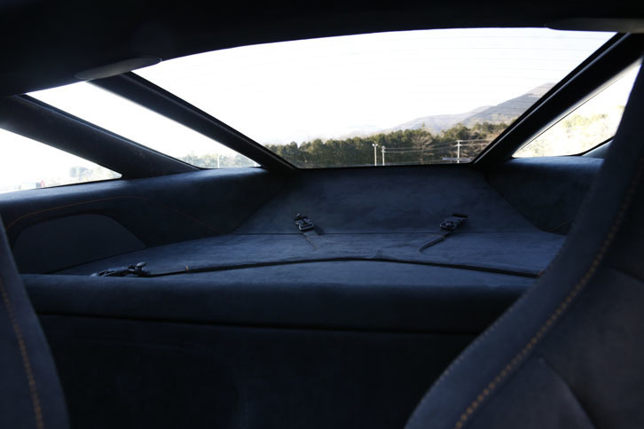 左右のシート間から後方を見た様子。後方視界のよさは「720S」のセリングポイントのひとつである。室内後部（写真中央）は、荷物の積載スペースに充てられている。