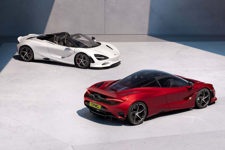 マクラーレン750S（写真手前）／750Sスパイダー（同奥）