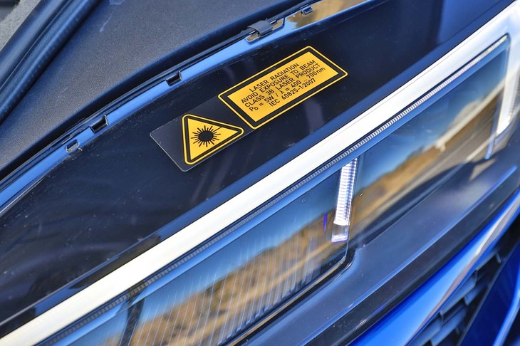 60km/h以上で作動するレーザーヘッドライトを標準装備。ライトユニットの上部にはレーザー光に対する注意書きが貼られている。