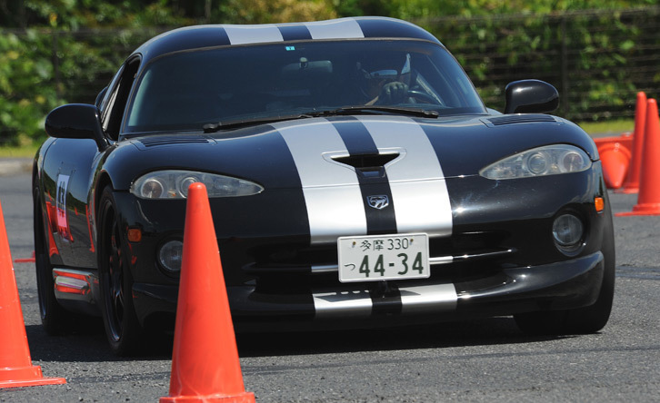 新しいタイヤで2度目の走行会に挑戦する記者と「ダッジ・バイパー」。ちなみに今回のタイトルは、90年代に一世を風靡（ふうび）した某お笑い番組にあやかってみました。あのころのフジテレビは輝いてた……。（写真＝オートクロス事務局）