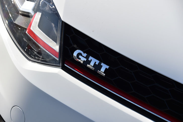 グリル内の「GTI」エンブレムとレッドラインの装飾は、高性能モデルの証し。