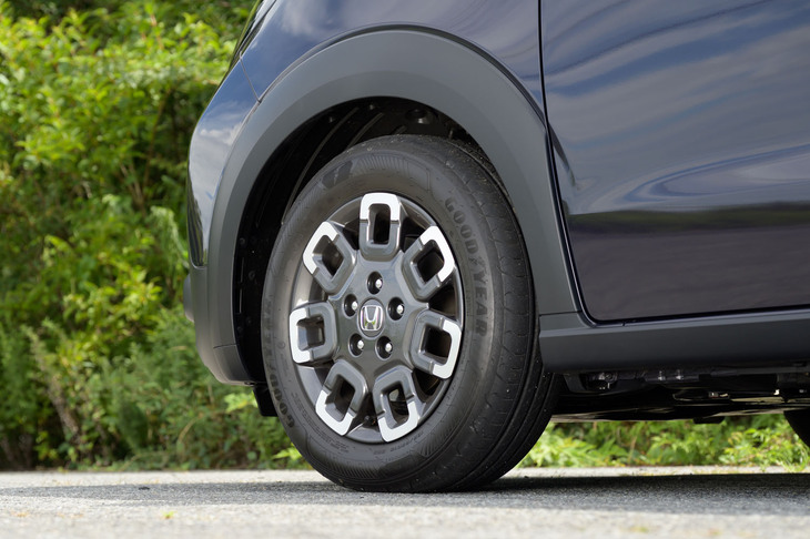 ホイールは「クロスター」専用デザイン。先代モデルとは異なりホイールアーチに立体的なクラッディングが備わっているが、この「トワイライトミストブラックパール」のボディーカラーとの組み合わせだとありがたみは薄い。