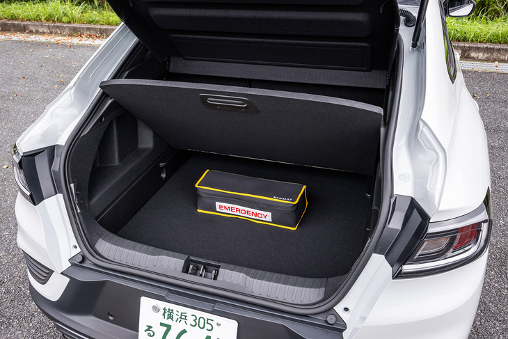 荷室容量は480リッター。床面は2段階に調整できる。写真は下段にセットした様子。床面を上段に移動すると、荷室開口部や前方に倒した後席背もたれと床面がほぼ同じ高さになり、大きな荷物の積み込みが容易になる。