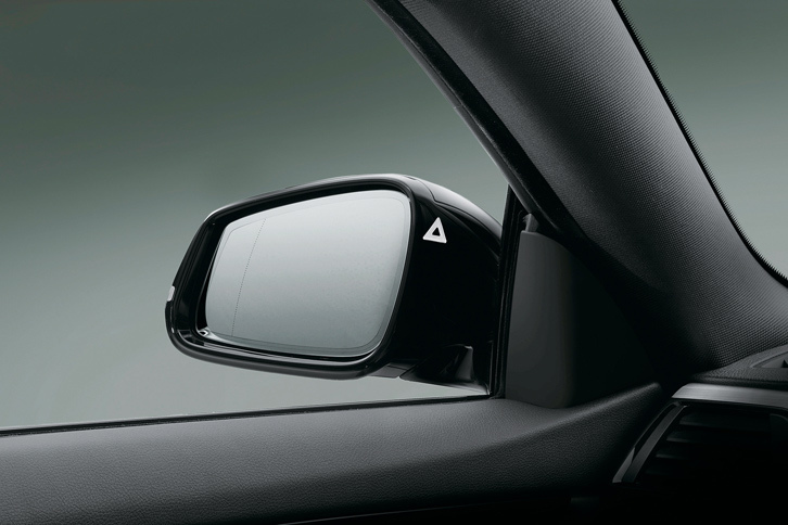 ドアミラーに備えられた「レーン・チェンジ・ウォーニング」のインジケーター。