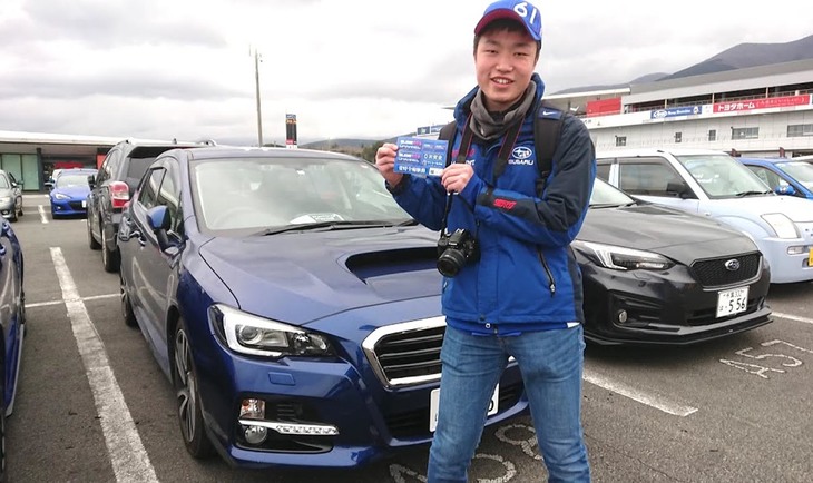 最近免許を取得し、先日初めての愛車「レヴォーグ」が納車されたばかりという若手のスバルファン。「スバル車のオーナーとして誇らしくなるイベントでした！」と熱く語ってくれた。彼にとっても夢のような時間だったに違いない。

「STI MOTORSPORT DAY」は、初の大規模な試みとあって、選手らによるステージでのトークショーとマシンがコースを走るタイミングがかぶってしまったり、物販エリアが大混雑してしまったりと、来場者から不満の声が上がる部分もあった。しかし、集まったスバルファンは、それを補って余りある満足度の高いイベントとして楽しめたことだろう。

不祥事関連の報道や大規模なリコールなど、昨年からネガティブな話題が続いていたなかで、クルマの走行性能の高さを実証する場であるモータースポーツにかけるスバルの意気込みや、選手をはじめモータースポーツに関わる関係者の思いの強さを肌で実感できた内容だった。メーカーの姿勢が形として表れ、それをユーザーに直接伝える場が設けられた意義はとても大きい。ぜひ来年以降も継続的に実施し続けてほしい。