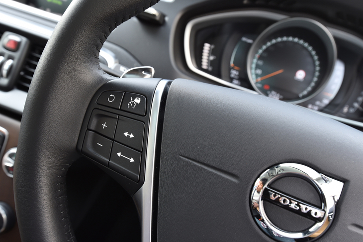 全車速追従機能付きのアダプティブクルーズコントロールは、グレードに関わらず標準で備わる。操作スイッチはステアリングホイールの左側スポーク部に配置される。