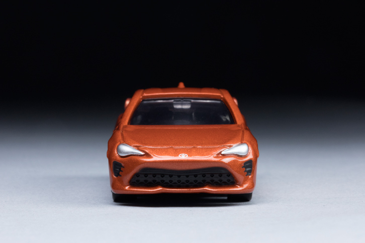 改良モデルの“目印”である、大きな台形のフロントグリル。改良後の「トヨタ86」では、全車に装備されるLED式のヘッドランプも特徴となっている。（写真＝郡大二郎）