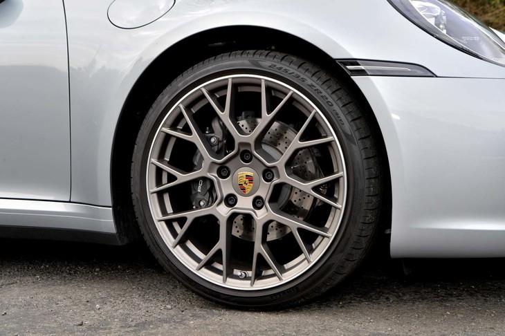 試乗車は“RSスパイダーデザイン”のアルミホイールを装着。サイズはフロント（写真）20インチ、リアは21インチと、前後異径になっている。