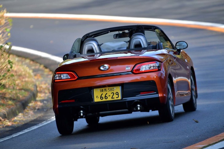 
	【ダイハツ・コペンGRスポーツのスペック】
	ボディーサイズ：全長×全幅×全高＝3395×1475×1280mm／ホイールベース：2230mm／車重：870kg／駆動方式：FF／エンジン：0.66リッター直3 DOHC 12バルブ ターボ／ トランスミッション：CVT／最高出力：64PS（47kW）/6400rpm／最大トルク：92N・m（9.4kgf・m）/3200rpm／タイヤ：（前）165/50R16 75V／（後）165/50R16 75V（ブリヂストン・ポテンザRE050A）／ 燃費：19.2km/リッター（WLTCモード）／ 価格：238万円

	
	【取材時の燃費データ】
	テスト距離： 224.8km（市街地1：高速道路8：山岳路1）／使用燃料：18.1リッター（レギュラーガソリン）／参考燃費：12.4km/リッター（満タン法）／15.5km/リッター（車載燃費計計測値）
	