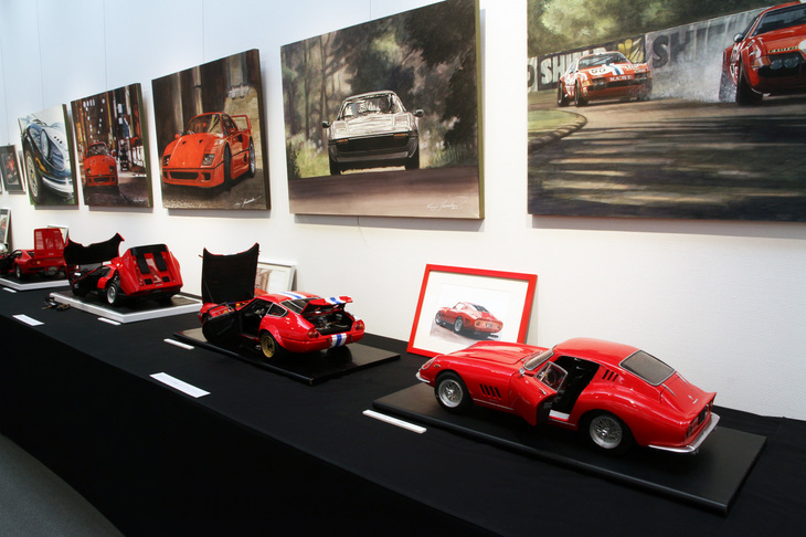 木製モデルと水彩画のコラボレーション。手前のモデルは1964年「275GTB」。