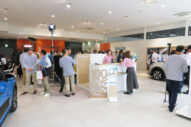 他メーカーの店舗とは趣を異にする、明るく温かみのあるショールーム。スタッフが着ているボーダーシャツは、もちろんセントジェームスのものだ。