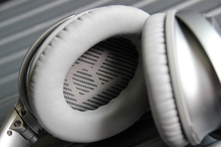 イヤークッションの中には、R（右）とL（左）のロゴが。シンプルだが、使い勝手を高める良いアイデアだ。