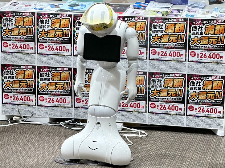 東京都内で。ペッパー君もお疲れか。