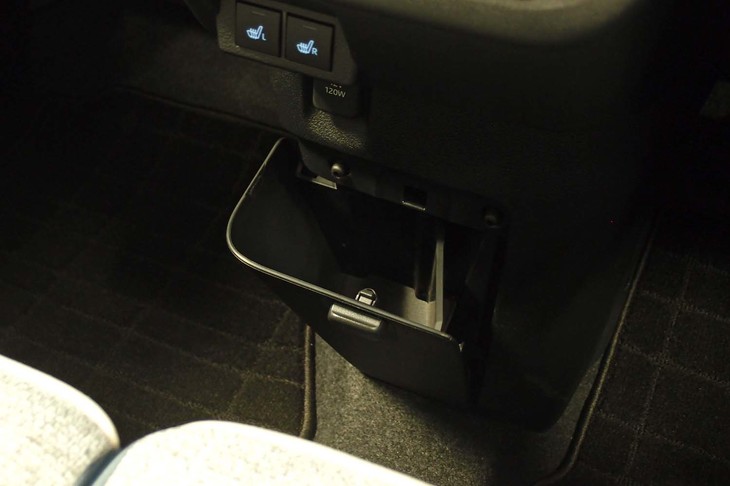 ダイハツ・ムーヴ キャンバス ストライプス（インパネロアボックス）