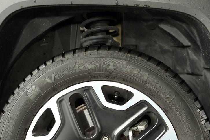 突然の雪にも対応でき、雪の心配がなくなっても履き替える必要がないのが、オールシーズンタイヤの優れたところ。