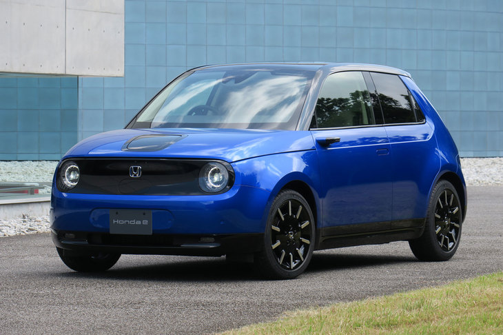 最初のコンセプトカーからほとんど変わらぬ姿のままで発売される「ホンダe」。