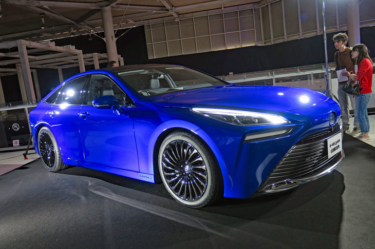 奥へ進むと、燃料電池車の「トヨタ・ミライ コンセプト」の姿が。次期型の「ミライ」は、現行型とは大きくイメージが変わりそうですね。