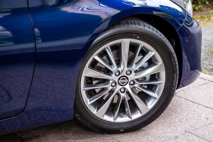 「スカイラインGT Type P（V6ターボ）」には、前後225/50RF18サイズの「ブリヂストン・ポテンザS001」タイヤが装着されていた。フロントフェンダーほか、ボディーには、グレードやパワーユニットが識別できるエンブレムは装備されていない。