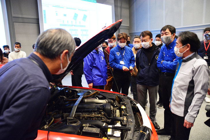 実車を前に、加藤氏（右）や松本氏（左手前）と談笑する名車再生クラブのメンバー。完成後のクルマを見るのが、今から楽しみである。