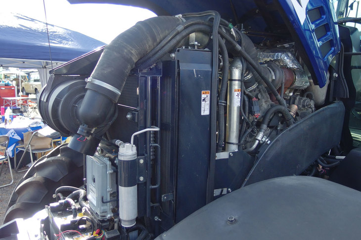 ヒルクライムの参加車両を先導した「T.Japan W 1233」のエンジン。4.1リッターの直4ディーゼルターボで、出力は123ps/540rpm（PTO出力）。32段変速（！）のトランスミッションと組み合わされる。（写真＝webCG）