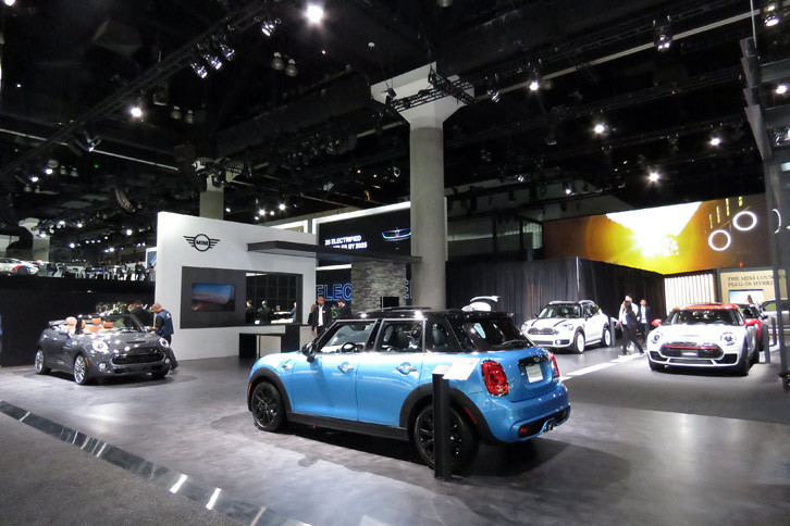 ロサンゼルスモーターショー2017のMINIブースの様子。