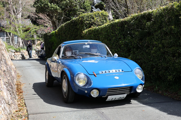 公道へのアプローチを下る1966年「マトラ・ジェット」。1963年にデビューした世界初の市販ミドシップスポーツである「ルネ・ボネ・ジェット」のマイナーチェンジ版。