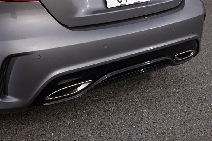 今回のマイナーチェンジで採用された、エキゾーストエンド一体型のリアバンパー。