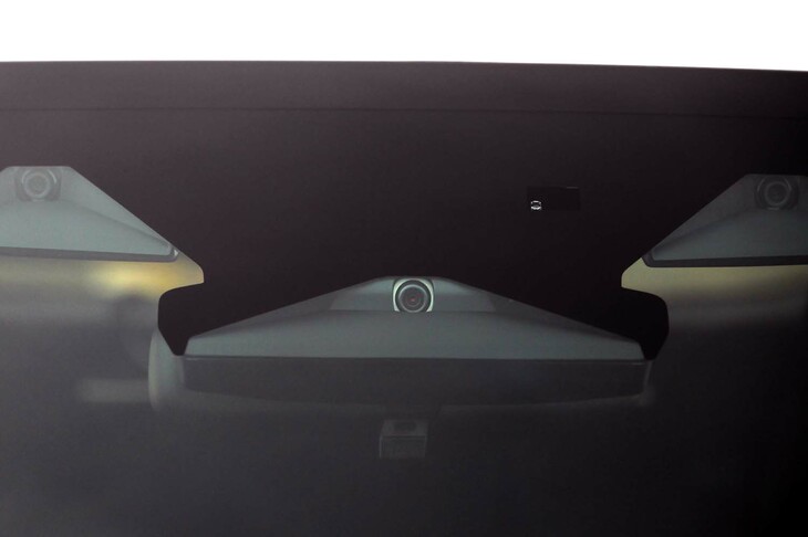 「アイサイト」は、広角単眼カメラを追加することで交差点などでの衝突回避性を高めた最新世代のもの。他のグレードとは異なり、緊急時プリクラッシュステアリングや後側方警戒機能、アレイ式アダプティブドライビングビームなどは非採用となる。