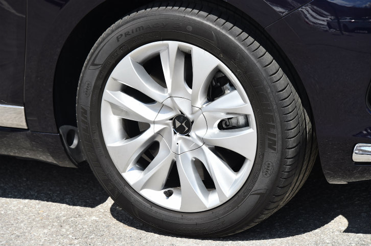 タイヤサイズは前後とも225/50R17。試乗車は「ミシュラン・プライマシー3」を装着していた。