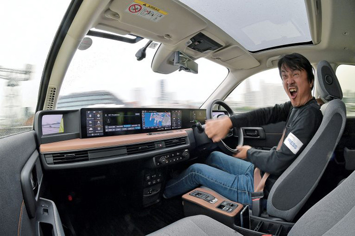 「アフィーラ」の新型EVプロトタイプの運転席……ではなく、「ホンダe」のドライブシーン。モニターが横一直線に並んだインストゥルメントパネルのデザインや、装飾性を排したシンプルさの追求などに両モデルの共通点を感じる。（写真＝池之平昌信）