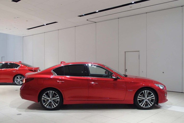 外装デザインの変更によってボディー全長は5mm短い4810mmとなったが、ホイールベースは従来型と変わらず2850mmのまま。写真のボディーカラーは「カーマインレッド」と呼ばれる特別塗装色。