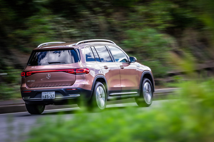 リアを横断するLEDのコンビランプデザインは、兄弟車「EQA」に通じるもの。フラットなアンダーボディーや密閉された前後エプロンなどにより、空気抵抗を示すCd値は0.28と発表されている。