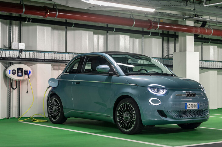 EVアンチの心をも惑わせる「フィアット500e」。写真はオープントップの「カブリオレ」。