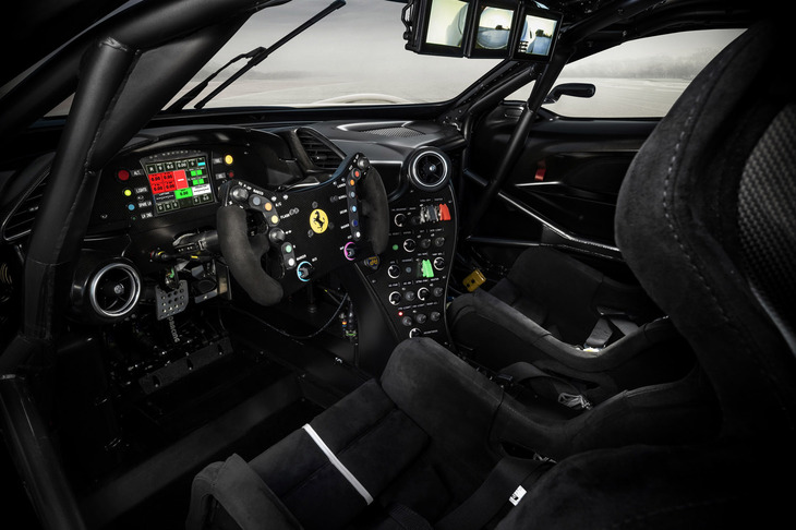 キャビンは基本的に「488GT3 Evo 2020」を引き継いだレーシングマシンそのもののデザイン。