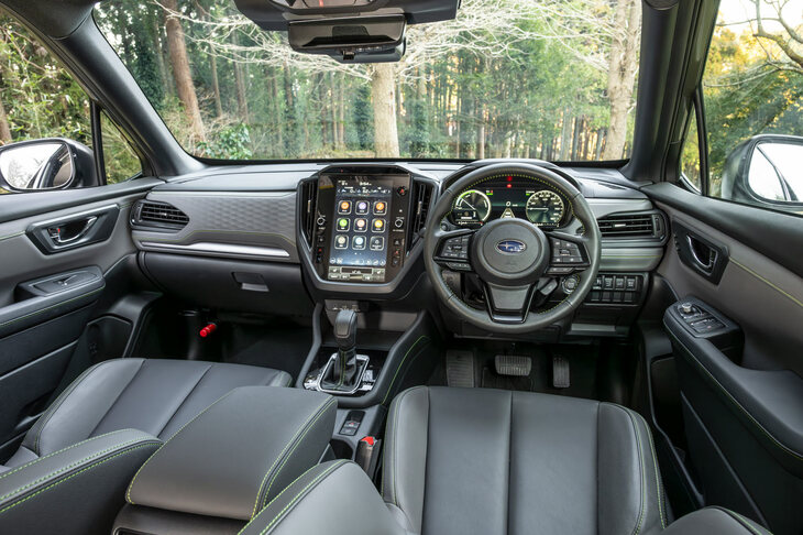 外装のアクセントになっているエナジーグリーンは、内装でもステッチに使われる。