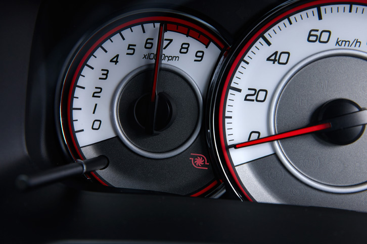 エンジン回転計の右隅にはブーストインジケーターを装備。過給圧が高くなると、色が白から赤に変化する。