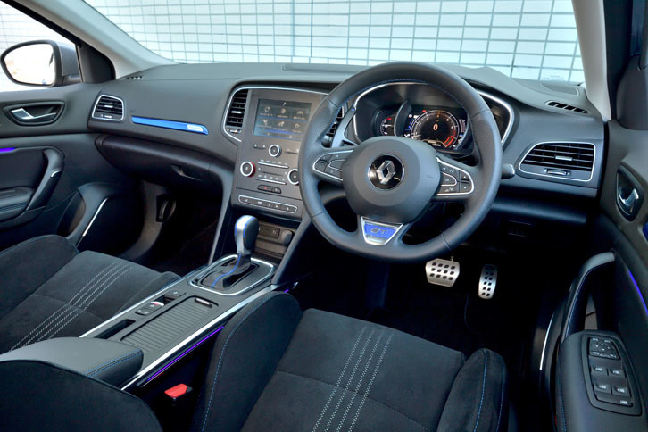 ブラック基調のインテリア。ところどころにブルーのアクセントカラーが添えられる。