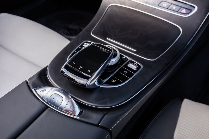 インフォテインメントシステムのコントロール部分。同時にマイナーチェンジを受けた「クーペ」は大型のフルタッチバッド式に変更されたが、「カブリオレ」では従来通りダイヤルとタッチパッドの併用式となる。