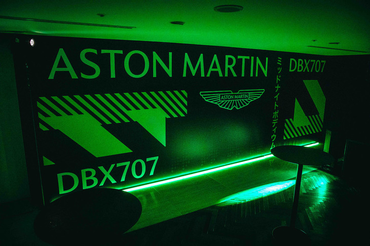 「アストンマーティンDBX707ミッドナイト ポディウムエディション」のローンチイベントの会場の様子。