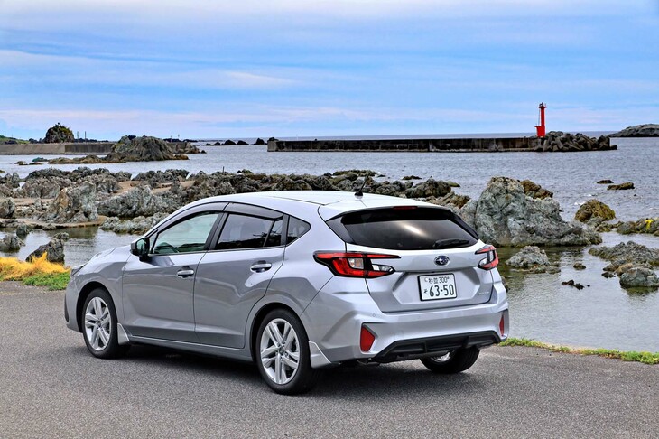 3グレードが用意される「インプレッサ」のなかから、エントリーグレードの「ST」に試乗。装備は簡素で足まわりも穏当な、まさに“素”のグレードだ。