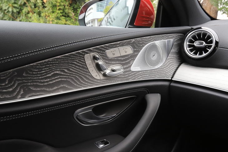 テスト車にはナッパレザーのシートや可変ダンパー付きエアサスペンション、Burmesterサラウンドサウンドシステムからなる「エクスクルーシブパッケージ」が採用されていた。