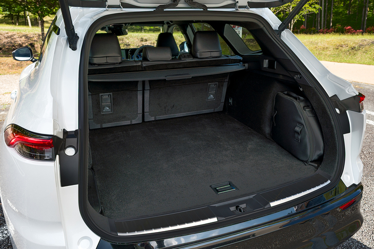 ラゲッジスペースの容量は570～1470リッター。後席格納時に前席背面との隙間を埋めるラゲッジ拡張ボードが備わっており、これを展開した際の荷室床面長は2mにも達する。